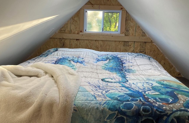 Huron Lakefront Cottage Charming 8 bedrms 4bths 18+guests 8car/Pool/Hotub/pets .