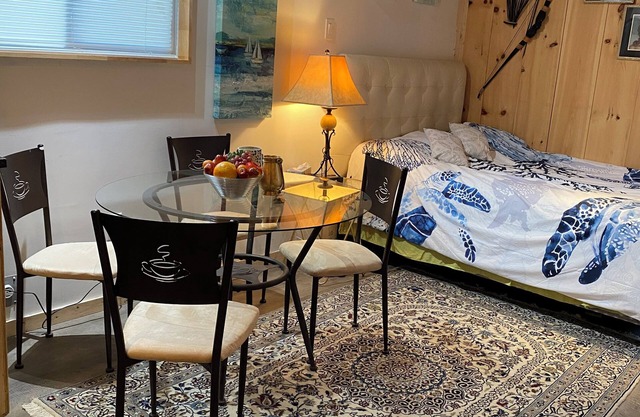 Huron Lakefront Romantic Cottage/pet friendly/Pool/Outdoor Shower for you /pets.