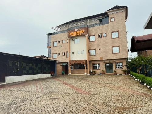 Iconic Hotel and Lounge