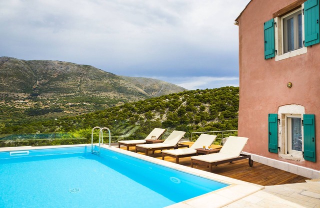 Villas icónicas, Villa Vada con piscina privada e impresionantes vistas a la montaña