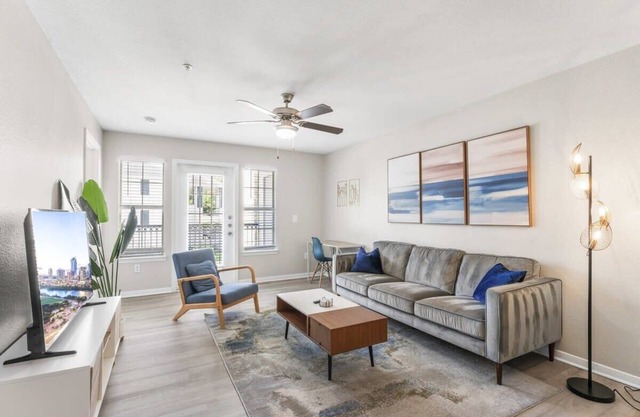 Ideal 2BR King Suite w Gym&Pool close to Downtown