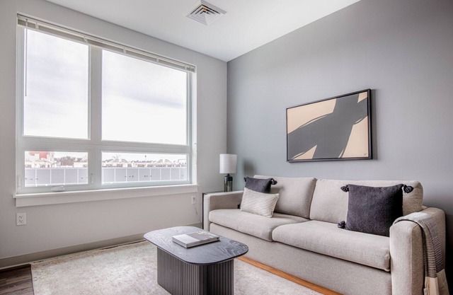 Ideal Brighton 1BR w/ W/D, Pool & Gym, nr Green Line, by Blueground