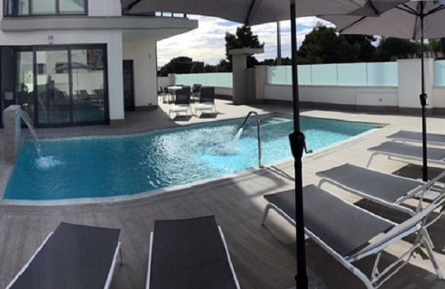 Villa de lujo de 5 dormitorios con piscina privada climatizada y sala de cine.