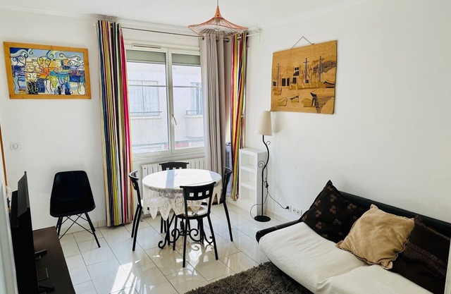 Ideal for visiting Paris, right next to the Bois, pets welcome!
