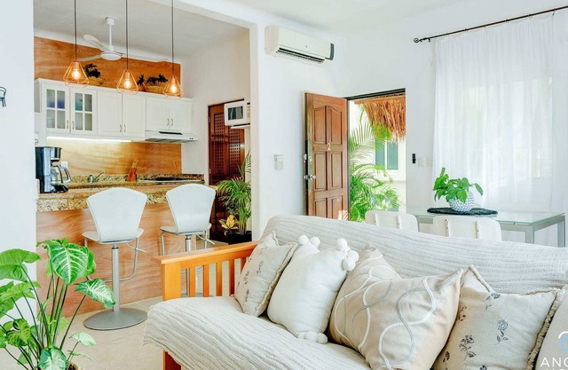 Ideal Location, Awesome Pool and Walk to Beach&5th
