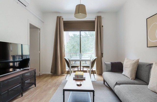 Ideal Sarrià 3BR, Furnished w/ Balcony, by Blueground