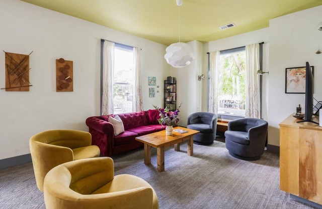 Idealmente ubicado, casa grande, moderna y artística, ideal para grupos.