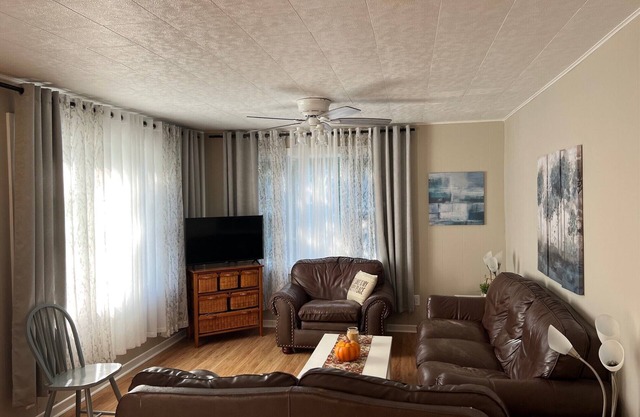 Ideally Located Private Family Cottage Steps to the Beach and Downtown