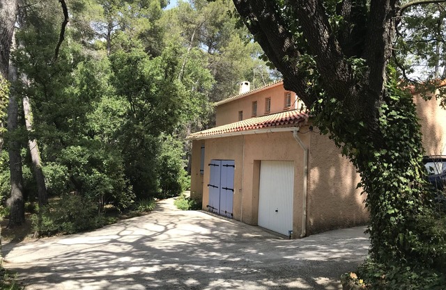 Idealmente ubicado casa de Provenza con piscina privada en 1 acre, para familia + amigos