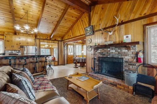 Idle Ours Cabin ~ Rustic and Cozy Cabin with Fireplace & Private BBQ - Walk to Big Bear Lake