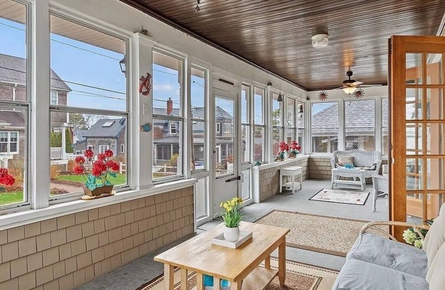 Idlehurst Getaway: 7-BR, 2-min from Onset Beach w/ Wifi, AC units - sleeps 14!