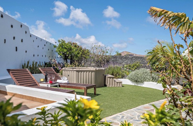 Idílica casa "Finca La Costa" con jardín, jacuzzi, vista al mar, Wi-Fi y TV; aparcamiento disponible.