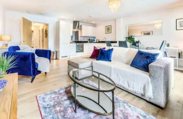 Immaculate 2 Bed 2 Bath Apt w/ balcony in Redhill