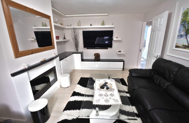 Immaculate 2-bed Apartment in Isleworth by River