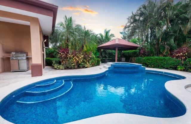 Immaculate 4 bedroom, 3 bathroom private villa with private pool