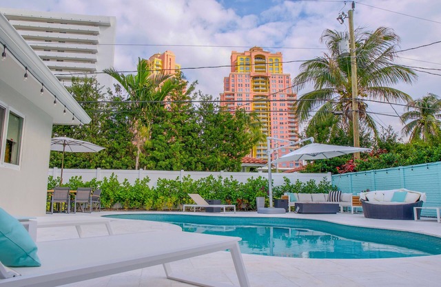 Immaculate Pool House - Only Two Blocks to the Beach!!!!