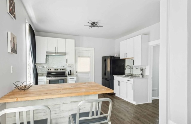 Refugio Impecable: Joya Moderna de 3 Habitaciones en Lansing, Detroit.