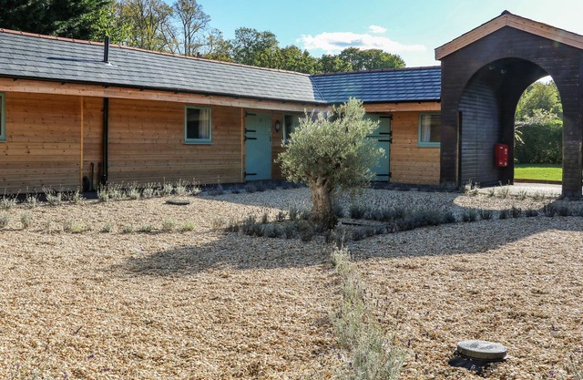 IMPALA - NO.6, pet friendly, with a garden in Goring-On-Thames