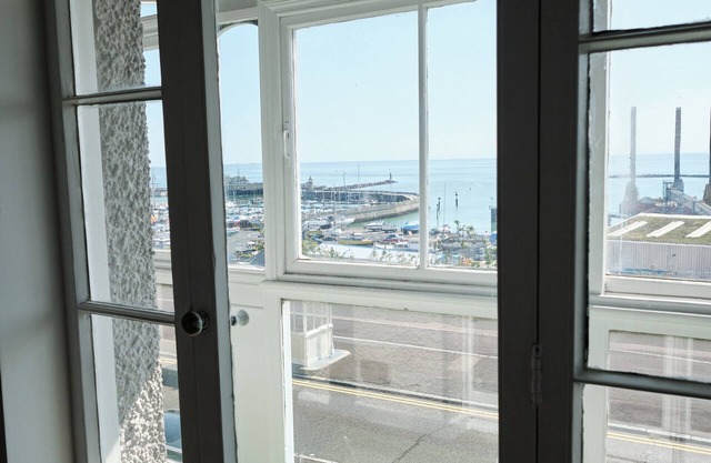 Impeccable 6-bed House in Ramsgate, Harbour Views