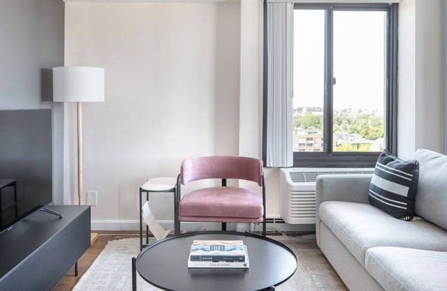 Impeccable Central Square 1BR, by Blueground