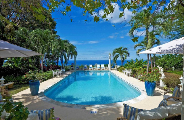 Impresionante villa de 4 dormitorios con gran piscina privada.