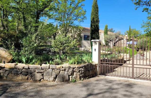 EN LA NATURALEZA, HERMOSA CASA DE PROVENCE CON PISCINA