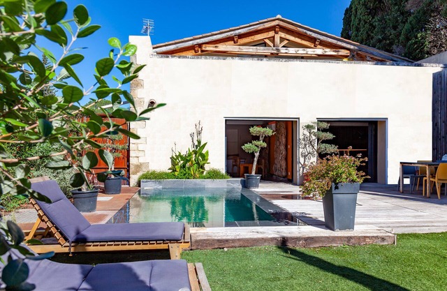 En Provenza, cerca del Luberon. Casa contemporánea con piscina privada climatizada.
