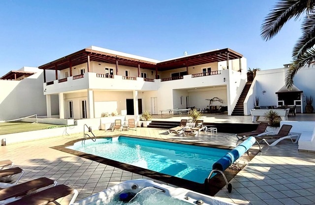 Incredible 6 Bed / 6 Bath Villa in Puerto Calero