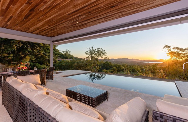 NUEVA casa de 3 dormitorios con vista al mar en 1. 25 acres en Mar Vista Flamingo!