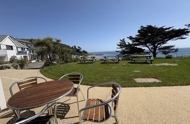 Incredible Sea Views from this Cosy 2 Bedroom Apartment