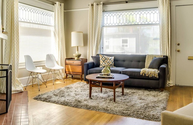 Incredibly Located Urban Retreat, Close to Shopping, Restaurants, and Groceries, Walk to Everything