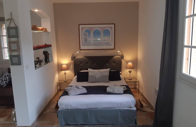 Dormitorio independiente de 30m2 con una casa de campo provenzal