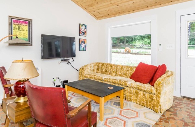 Indian Hills Retro Motel - 7 Suite Takeover, sleeps 25