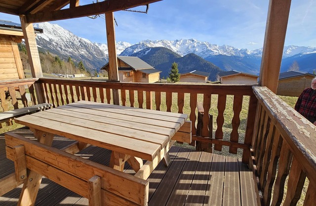 Chalet de madera individual en residencia de vacaciones