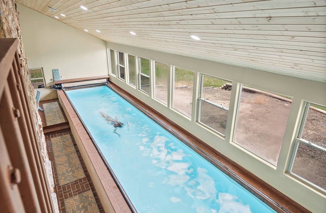 PISCINA CUBIERTA CALEFACTADA DE 44 pies en el interior con vistas perfectas de Pikes Peak! Video Tour