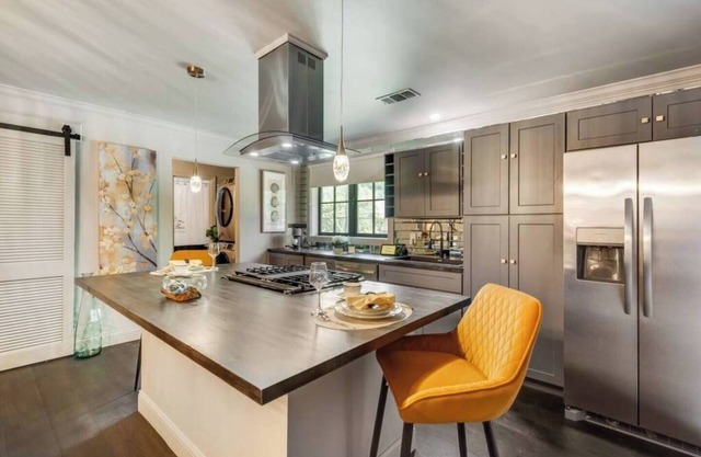 Indulge in a luxury Dallas escape featuring a king-size luxury hybrid bed,, high-speed Wi-Fi, and an award-winning courtyard oasis. Steps from Deep Ellum, Lakewood, and downtown.