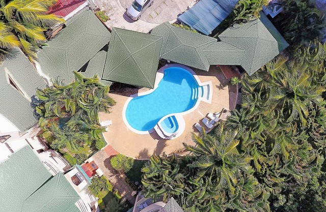 Inexpensive room near clubs, free breakfast, pool/AC/hot water/Cable TV/Wi-fi