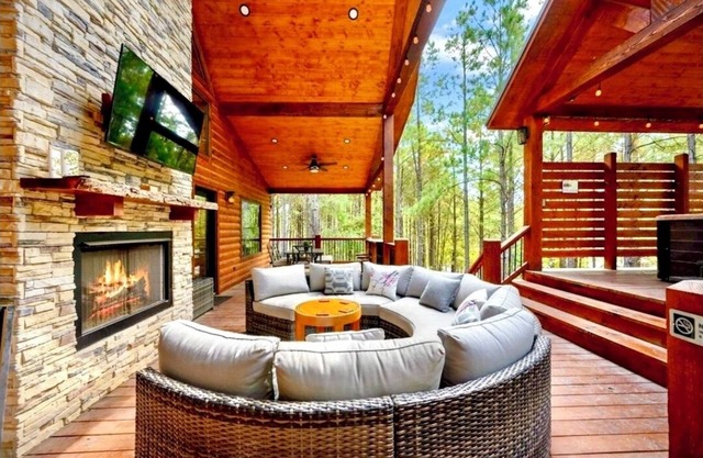 INNER PEACE 2024 Luxury Cabin: XL Hot Tub 2Firpl - Perfect for family & friends
