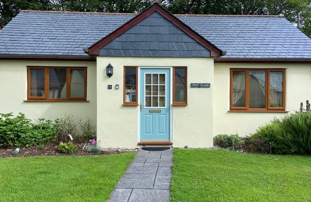 Inny Glade. Tranquilo y espacioso bungalow junto al arroyo. Norte de Cornwall.