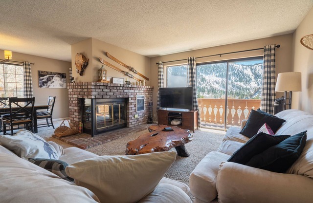 Hermoso condominio con algunas de las mejores vistas que June Lake tiene para ofrecer