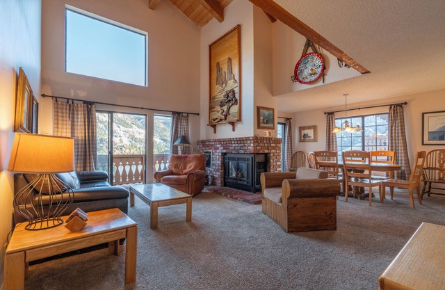 Esta unidad tiene las mejores vistas de June Mountain Ski Lift, Carson Peak y Gull Lake y el entorno.
