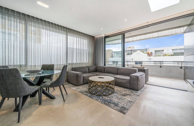 Inviting 2BR Unit w/ Parking near Coogee Beach
