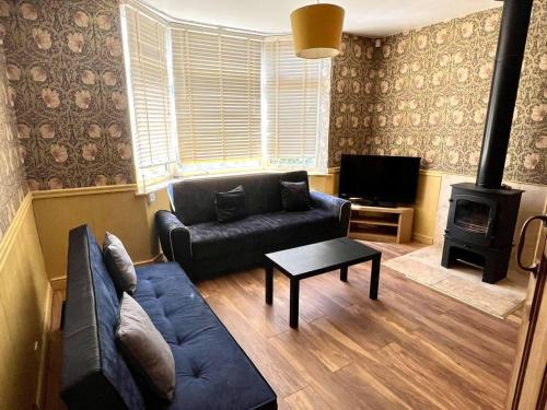 Inviting 4-Bed House near Heathrow w Fireplace