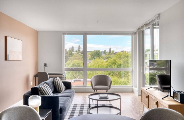 Inviting Central District 1BR w/ Gym, near Dining, by Blueground