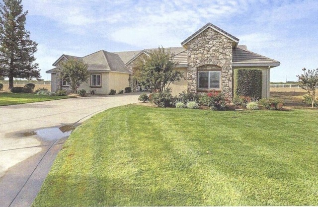 Inviting Home on 2.5 acres, Near Vineyards