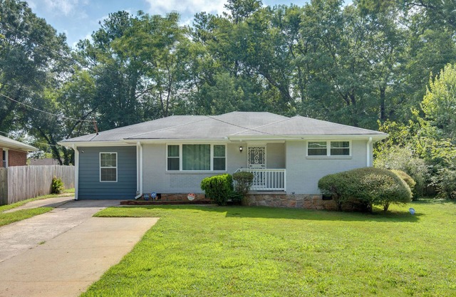 Inviting Home w/ Backyard: 8 Mi to Dtwn Atlanta!