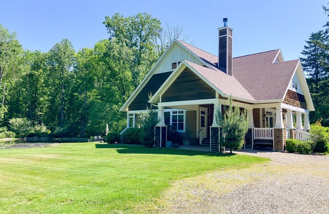 Inviting home with hot tub, high-speed WiFi, fireplace, washer/dryer & wet bar