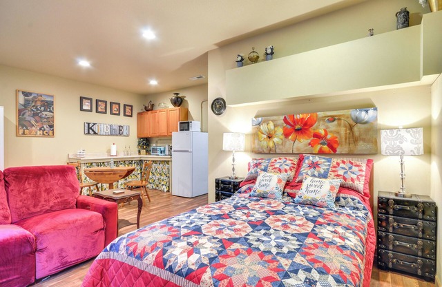 Inviting Studio w/ Patio, 15 Mi to Portland!
