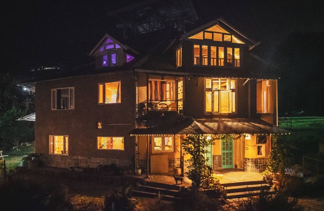 Ira's Hideaway "Casa de barro y bambú con vistas a Palampur '