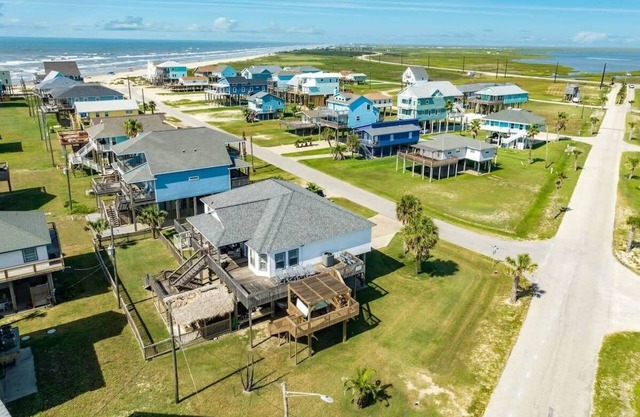 Elegante 'Captain's Quarters' Beach Home, Wraparound Bay & Gulf Views!